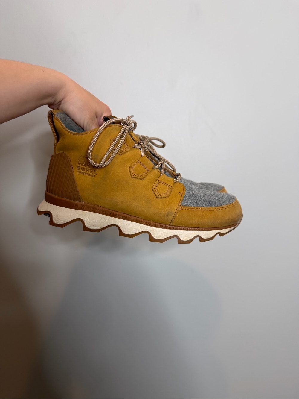 Sorel Kinetic Caribou Boots Womens 10 Waterproof Camel Sneaker Booties Lace Up